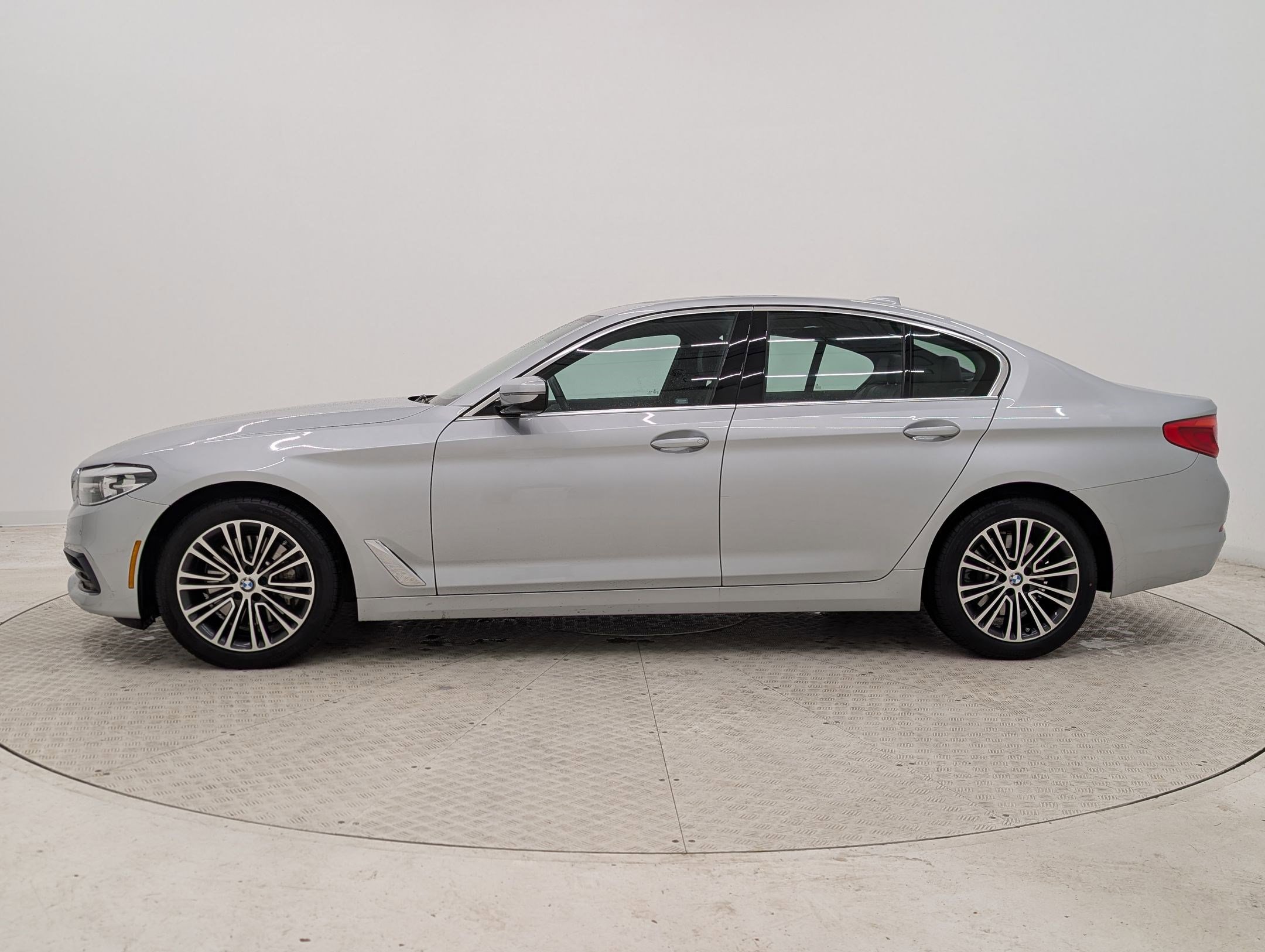 Used 2020 BMW 530i w/ Premium Package image 2
