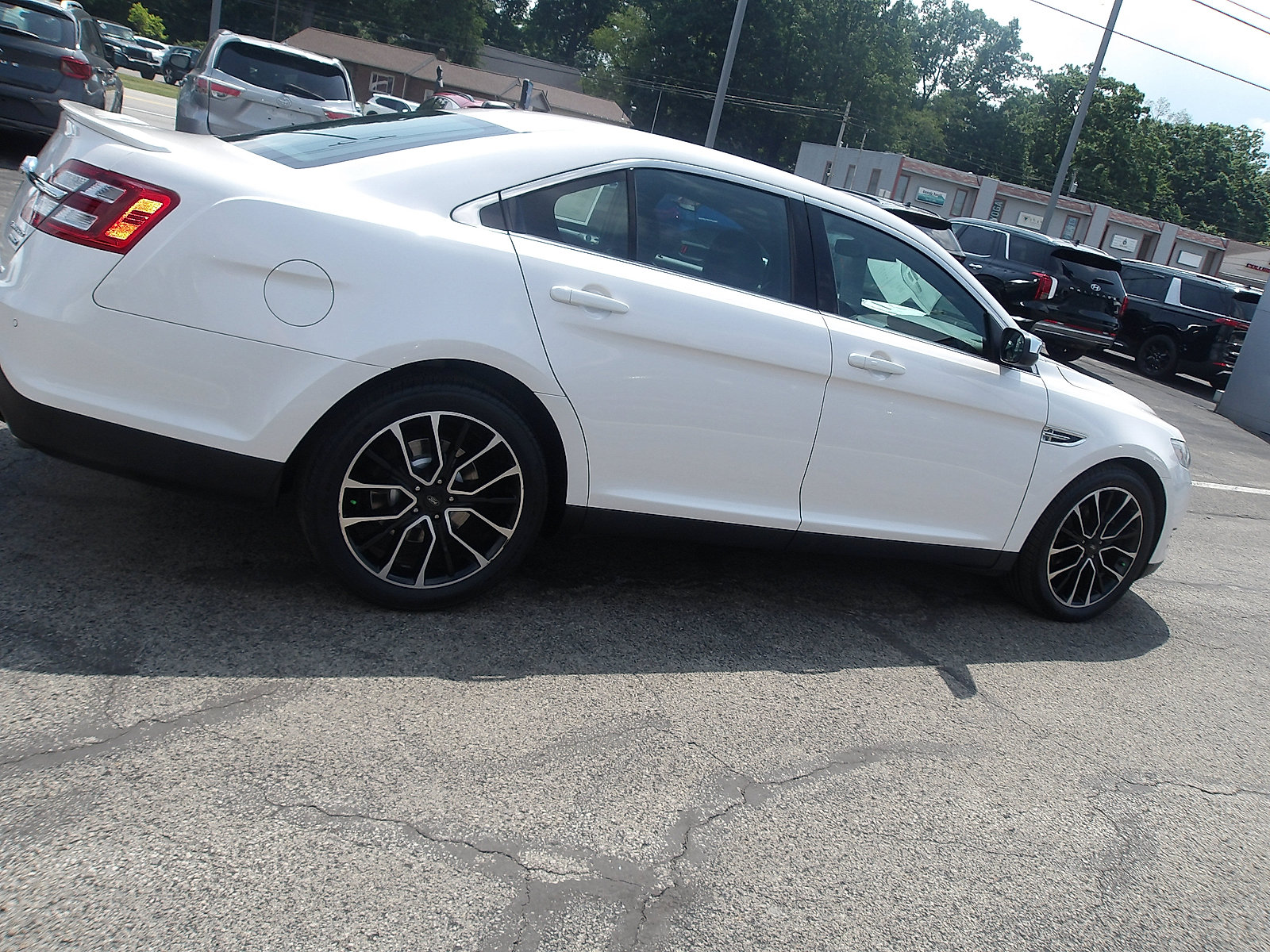 Used 2018 Ford Taurus Limited AWD/4WD image 8