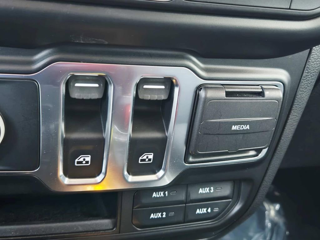 Used 2022 Jeep Wrangler Sport S image 31