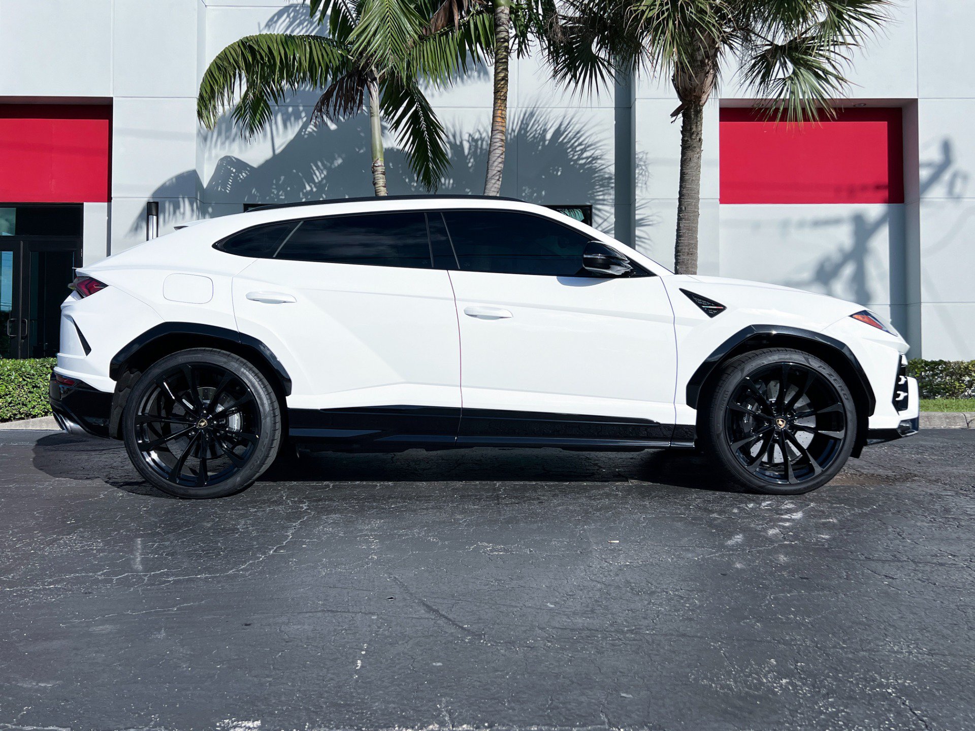 Used 2021 Lamborghini Urus AWD/4WD image 2