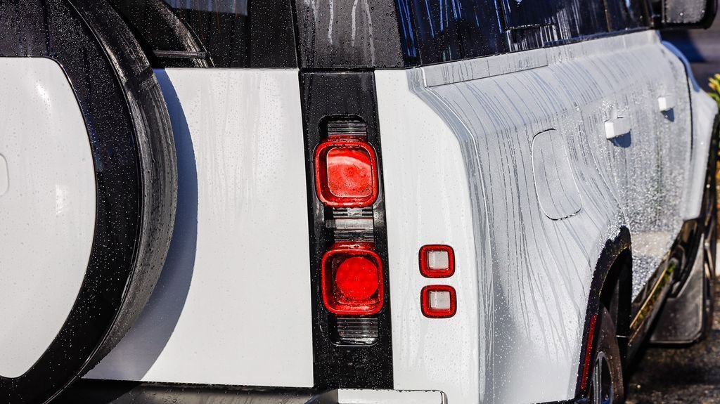 Used 2024 Land Rover Defender 110 X-Dynamic SE image 10