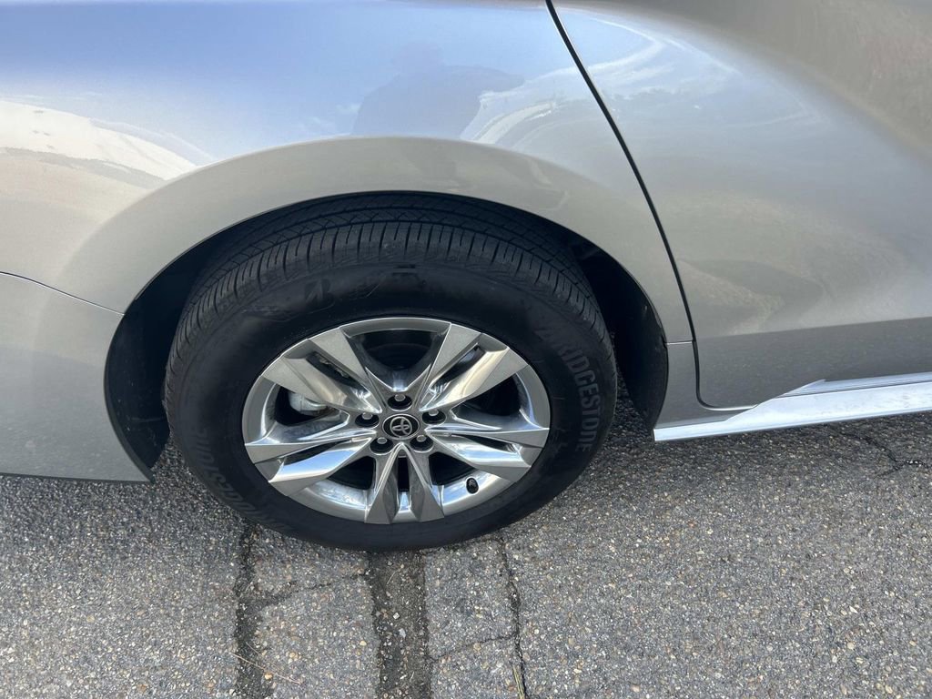 Used 2025 Toyota Sienna XLE w/ XLE Plus Package image 13