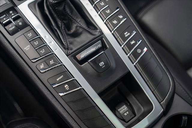 Certified 2018 Porsche Macan AWD/4WD image 19