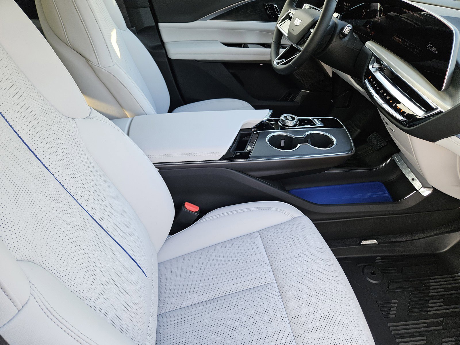 New 2026 Cadillac Lyriq Sport w/ LPO, Floor Liner Package image 10