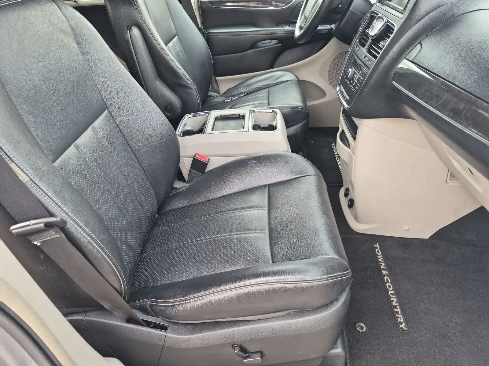 Used 2014 Chrysler Town & Country Touring-L w/ Driver Convenience Group FWD image 21