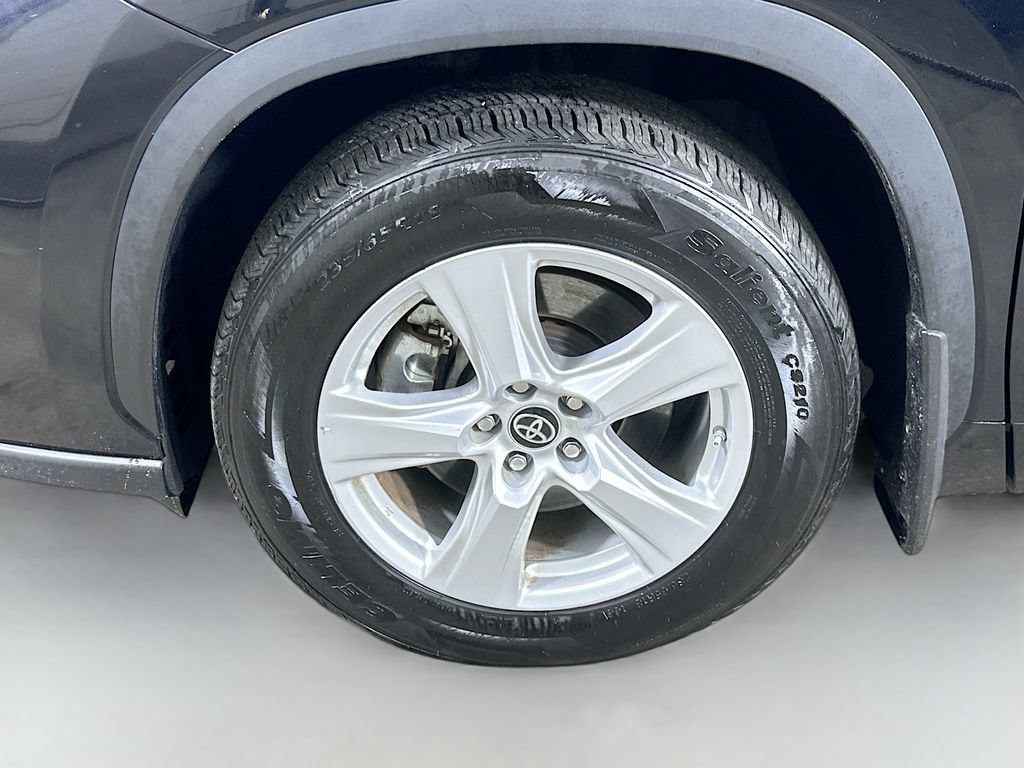 Used 2024 Toyota Highlander LE AWD/4WD image 8