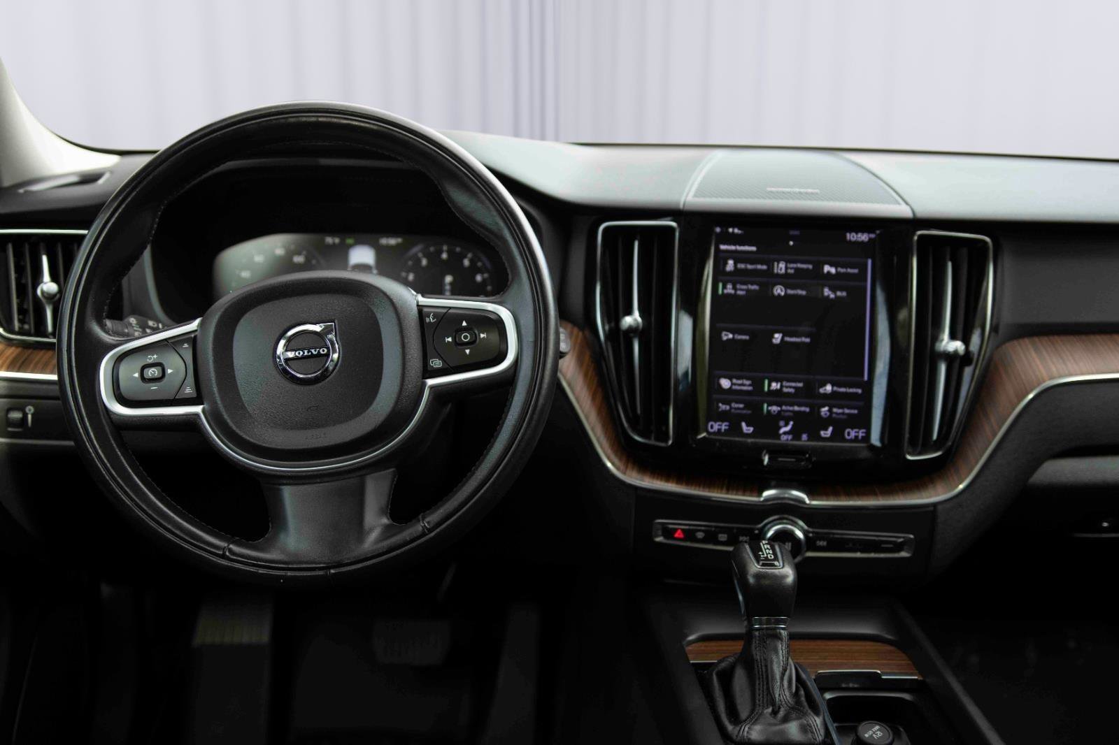 Used 2021 Volvo XC60 T5 Momentum w/ Protection Package Premier image 3