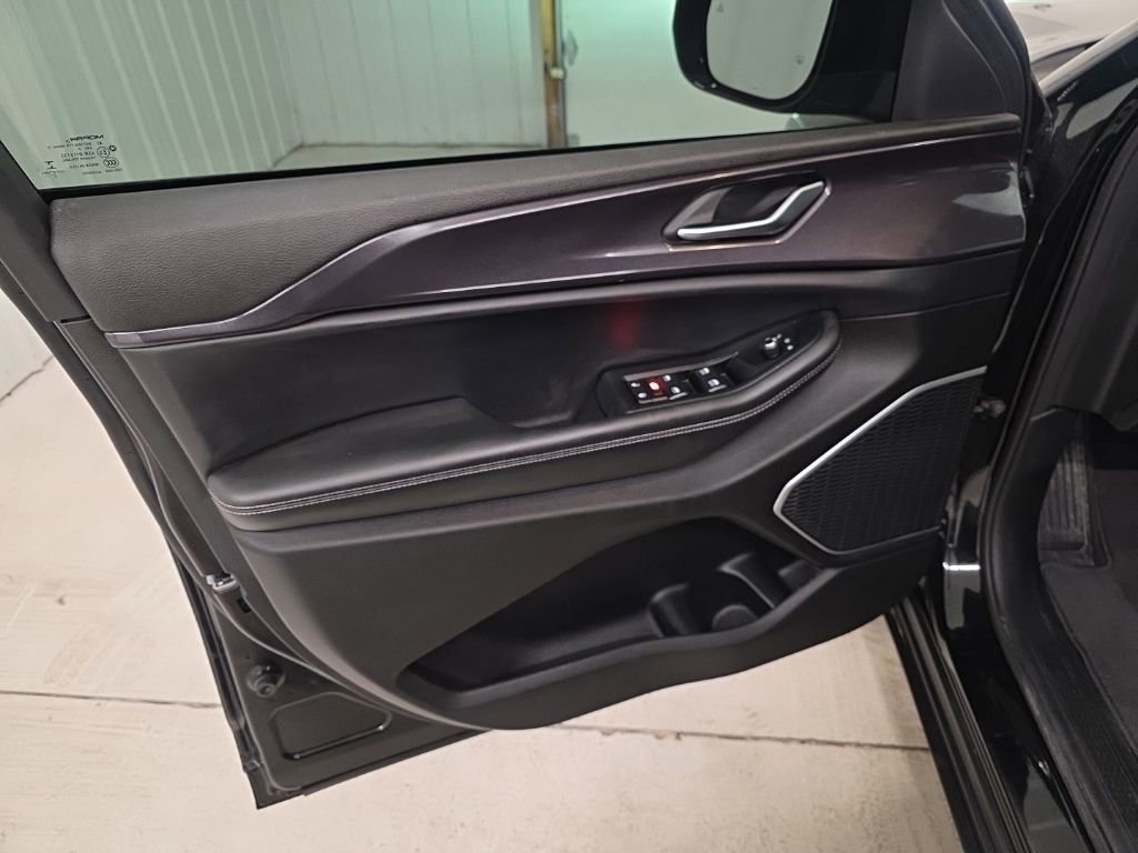 Used 2021 Jeep Grand Cherokee L Laredo image 12