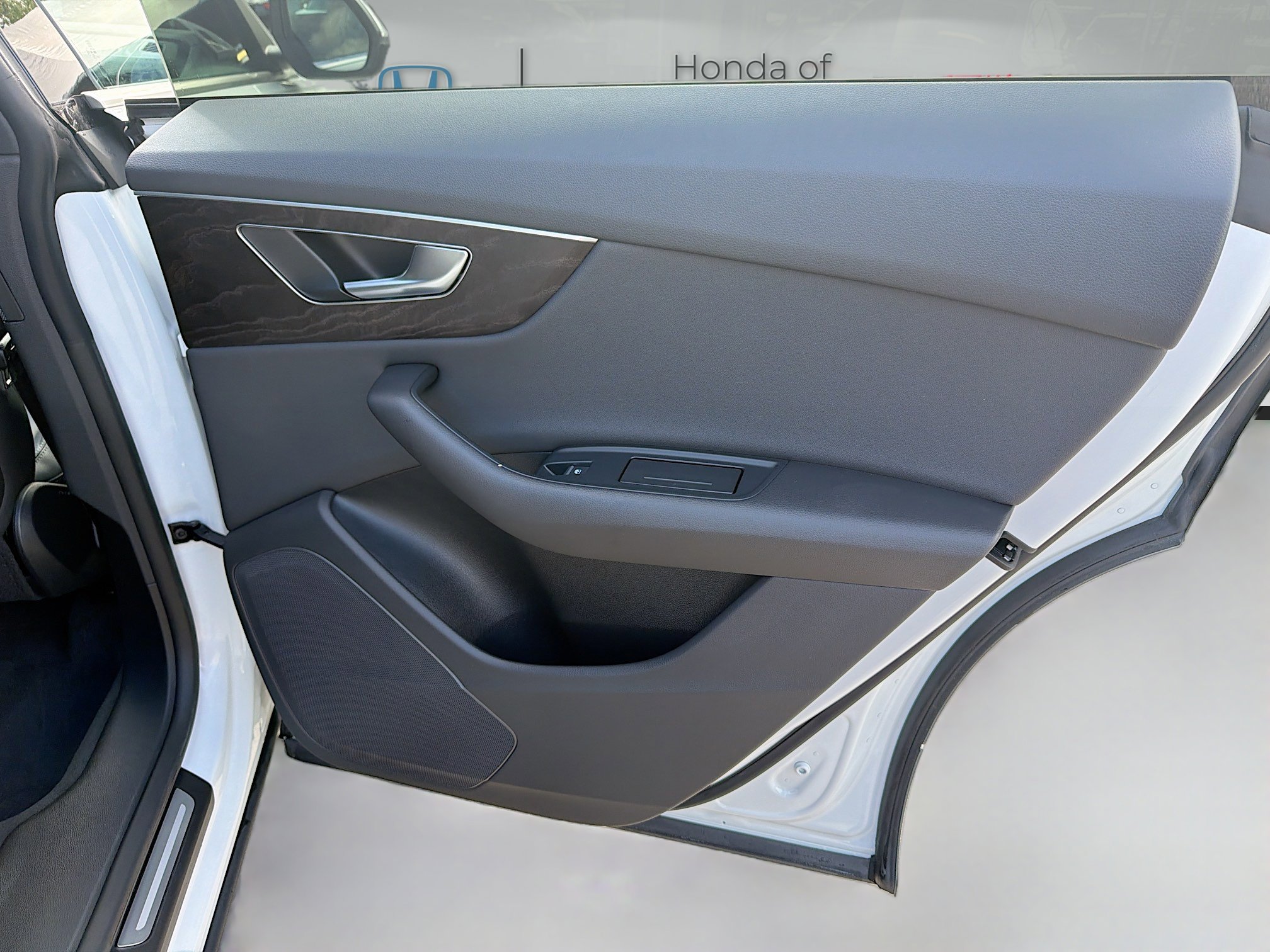 Used 2023 Audi Q8 Premium image 31