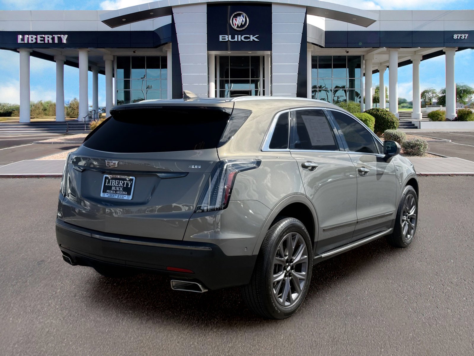 Used 2018 Cadillac XT5 Premium Luxury w/ LPO, Black Ice Package FWD image 3