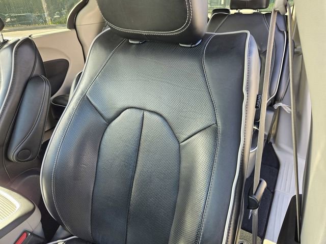 Used 2023 Chrysler Pacifica Limited image 18