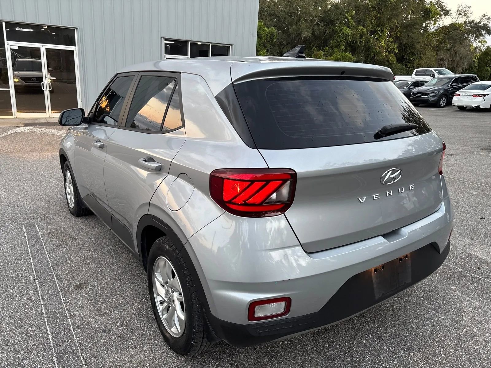 Used 2022 Hyundai Venue SE FWD image 8