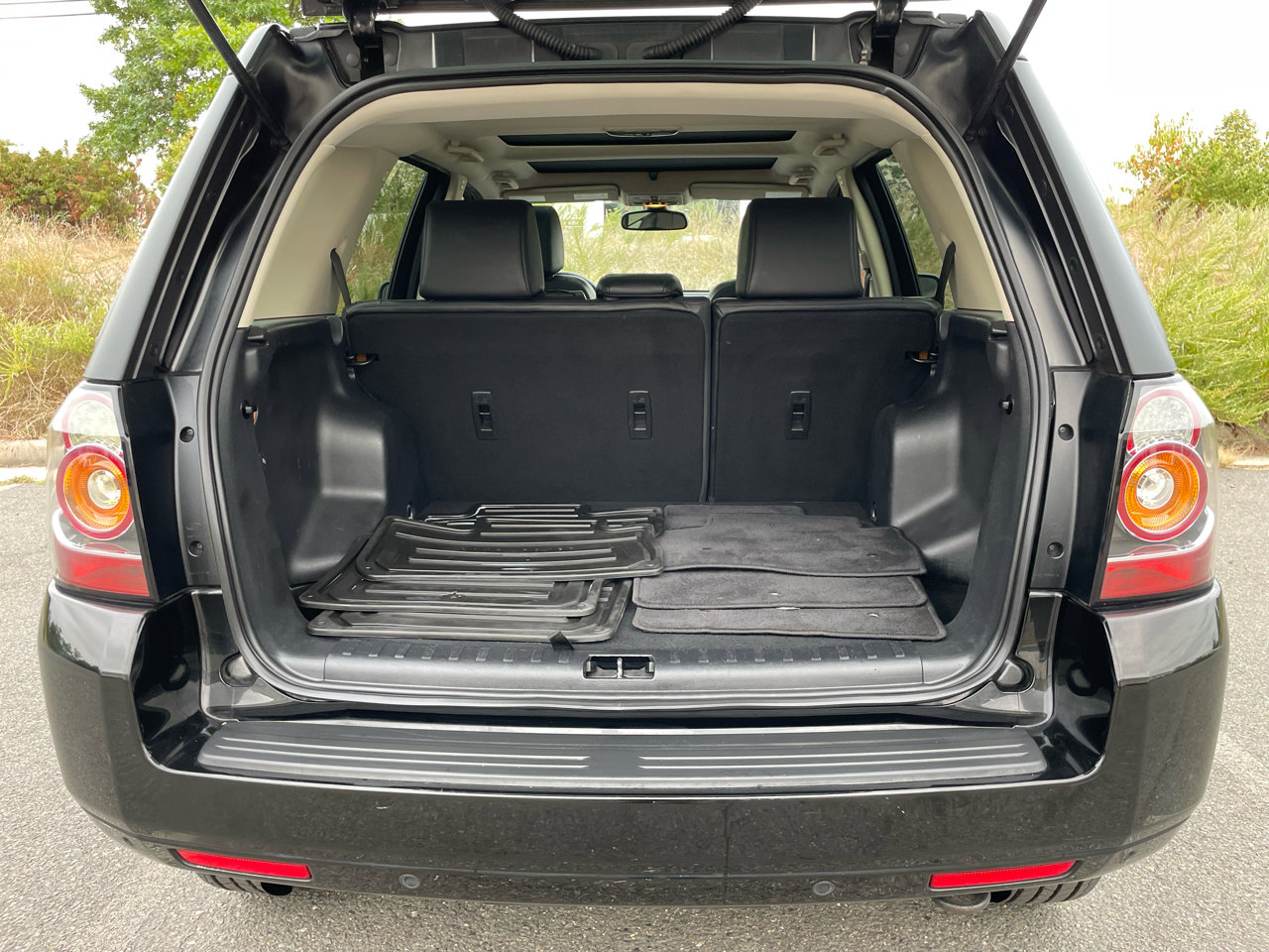 Used 2015 Land Rover LR2 HSE image 32