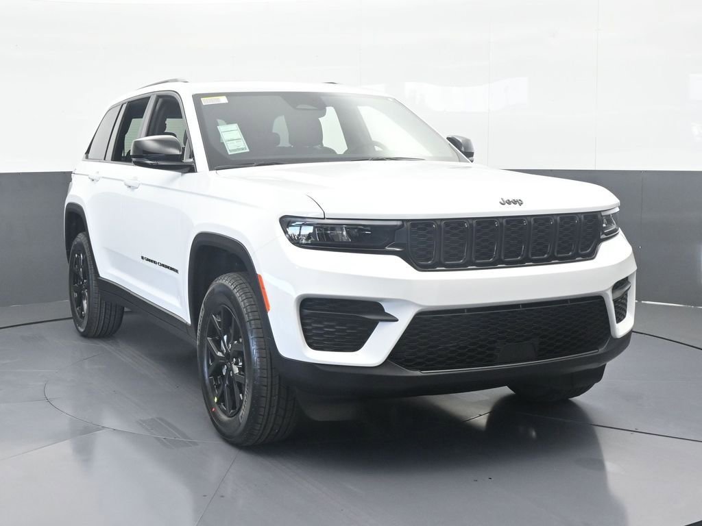 Used 2025 Jeep Grand Cherokee Altitude RWD image 9