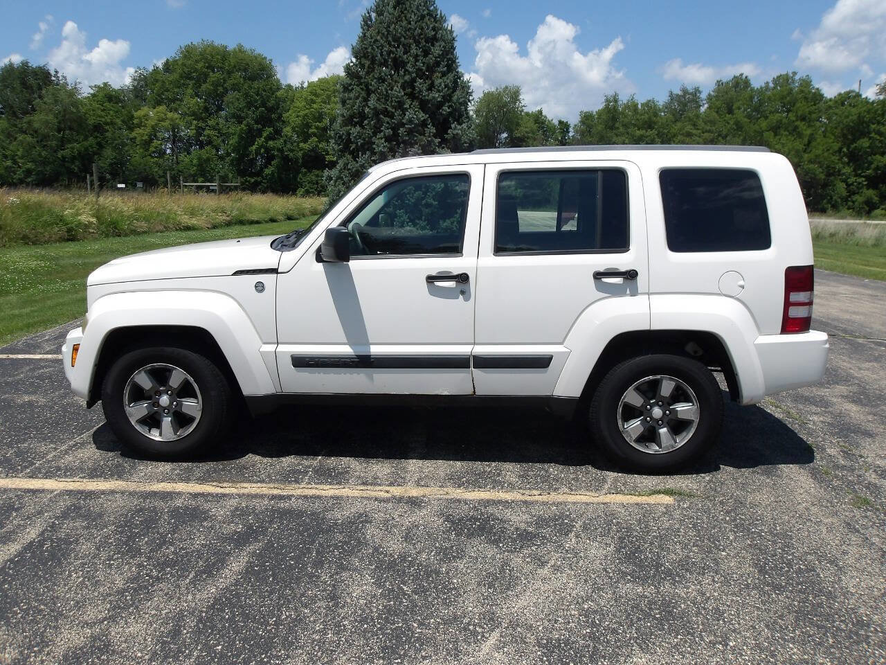 Used 2009 Jeep Liberty Sport image 2