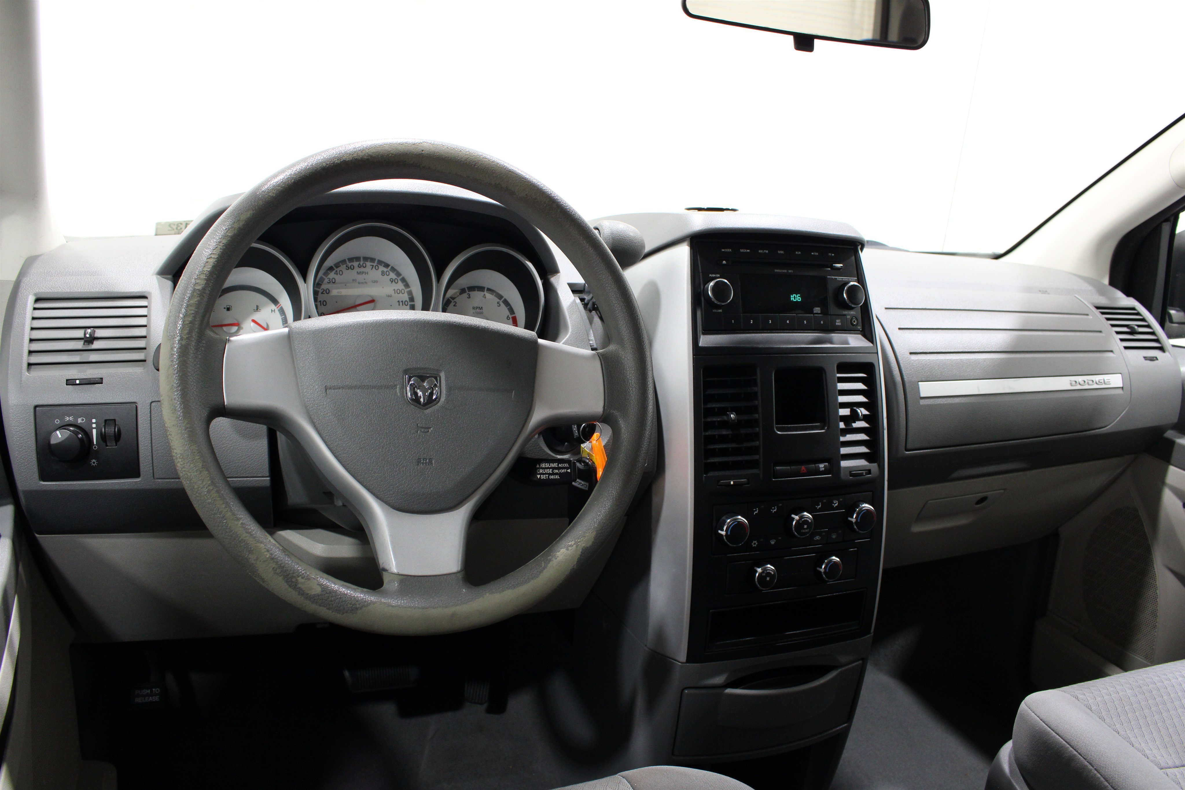 Used 2010 Dodge Grand Caravan SE FWD image 2