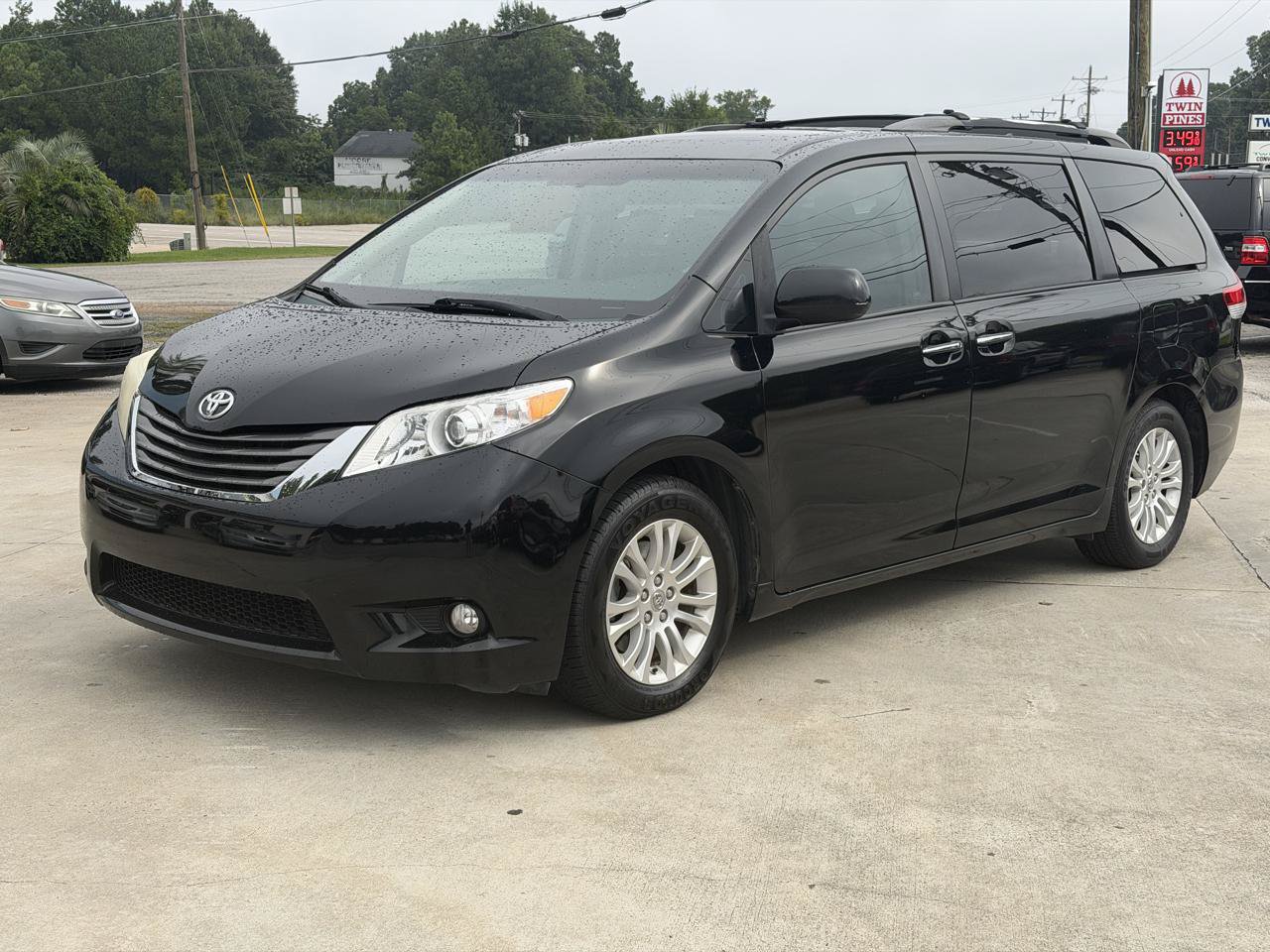Used 2011 Toyota Sienna XLE w/ Premium Pkg FWD image 2