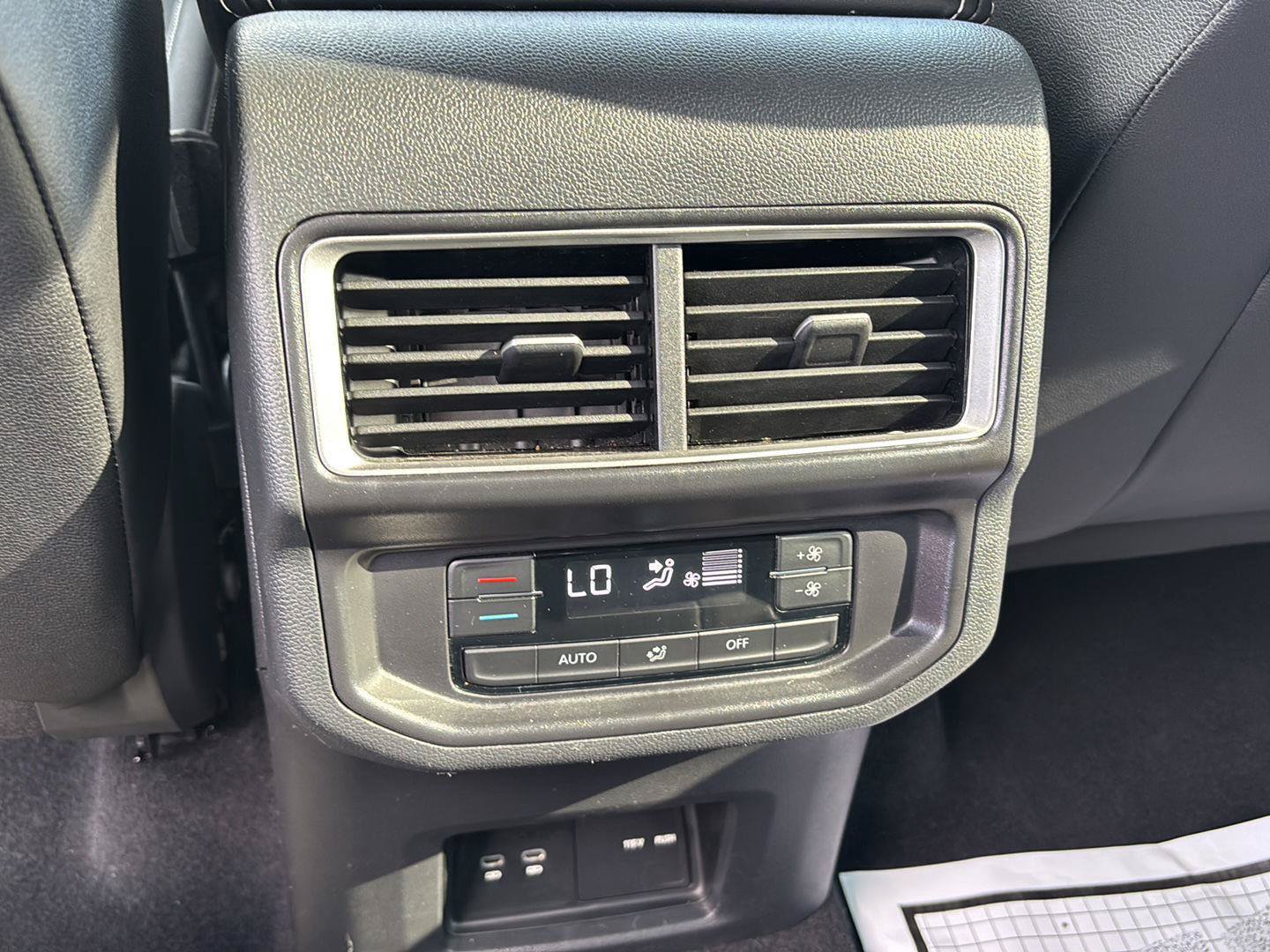 Used 2025 Volkswagen Atlas SE AWD/4WD image 23