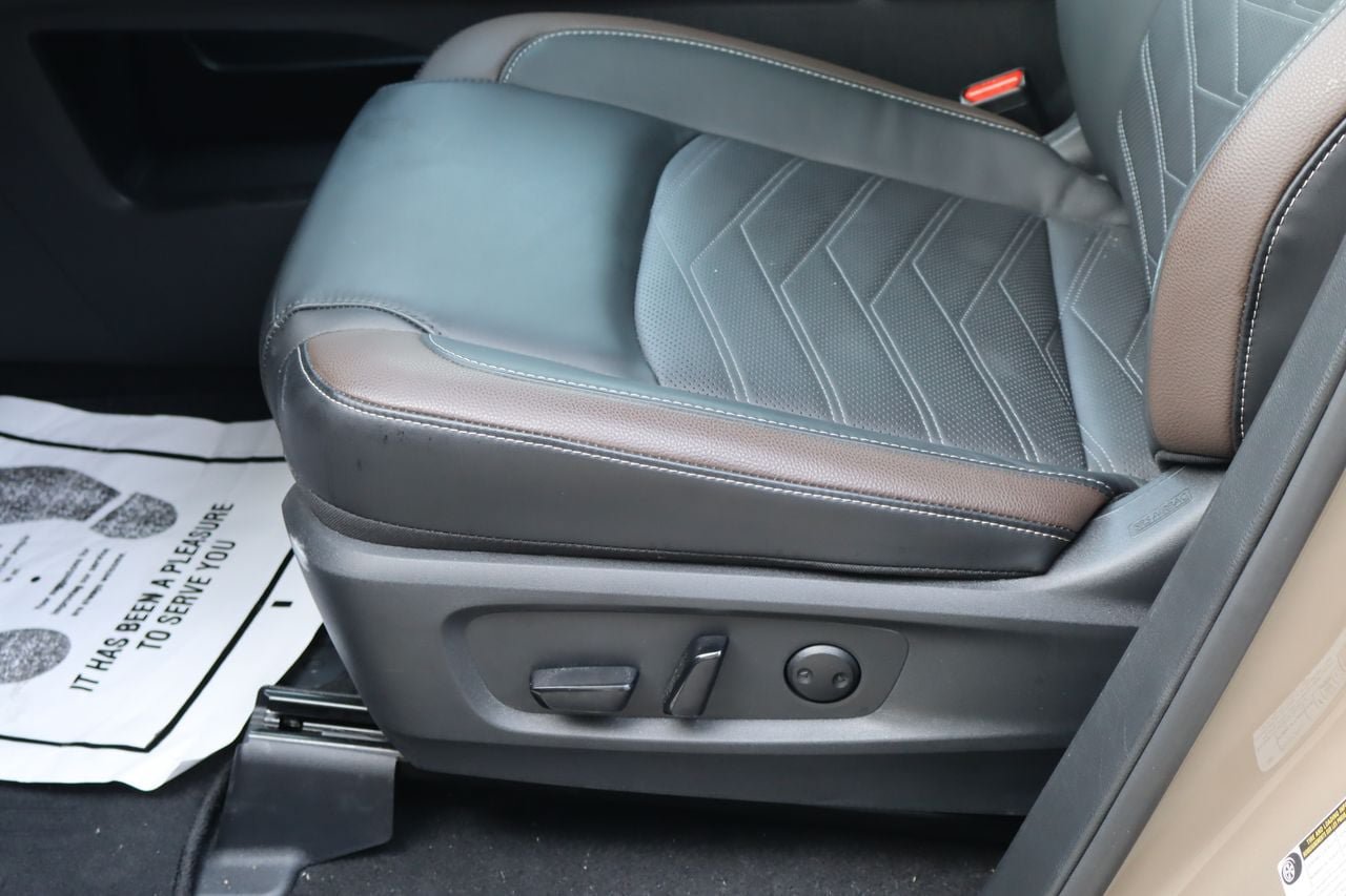 Used 2025 Nissan Pathfinder Platinum FWD image 16