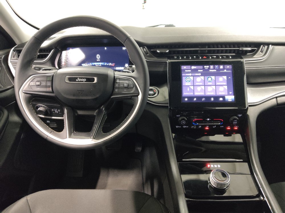 Used 2023 Jeep Grand Cherokee Laredo AWD/4WD image 22