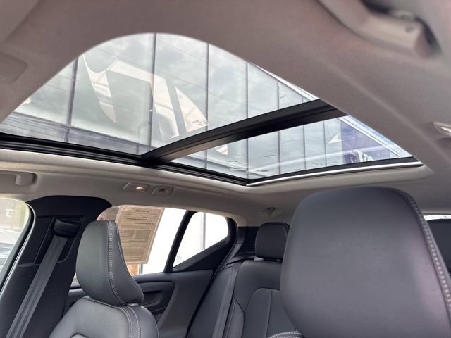Certified 2025 Volvo XC40 B5 Plus AWD/4WD image 27