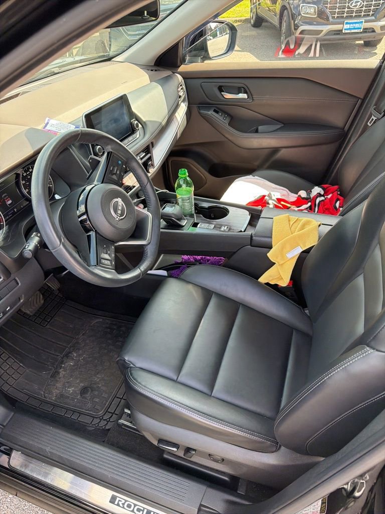 Used 2023 Nissan Rogue SV w/ SV Premium B Package image 17