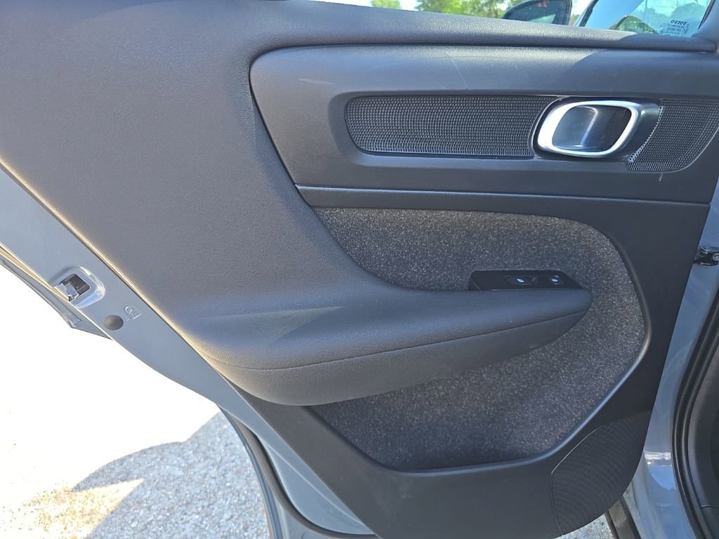 Used 2021 Volvo XC40 T5 Momentum image 34