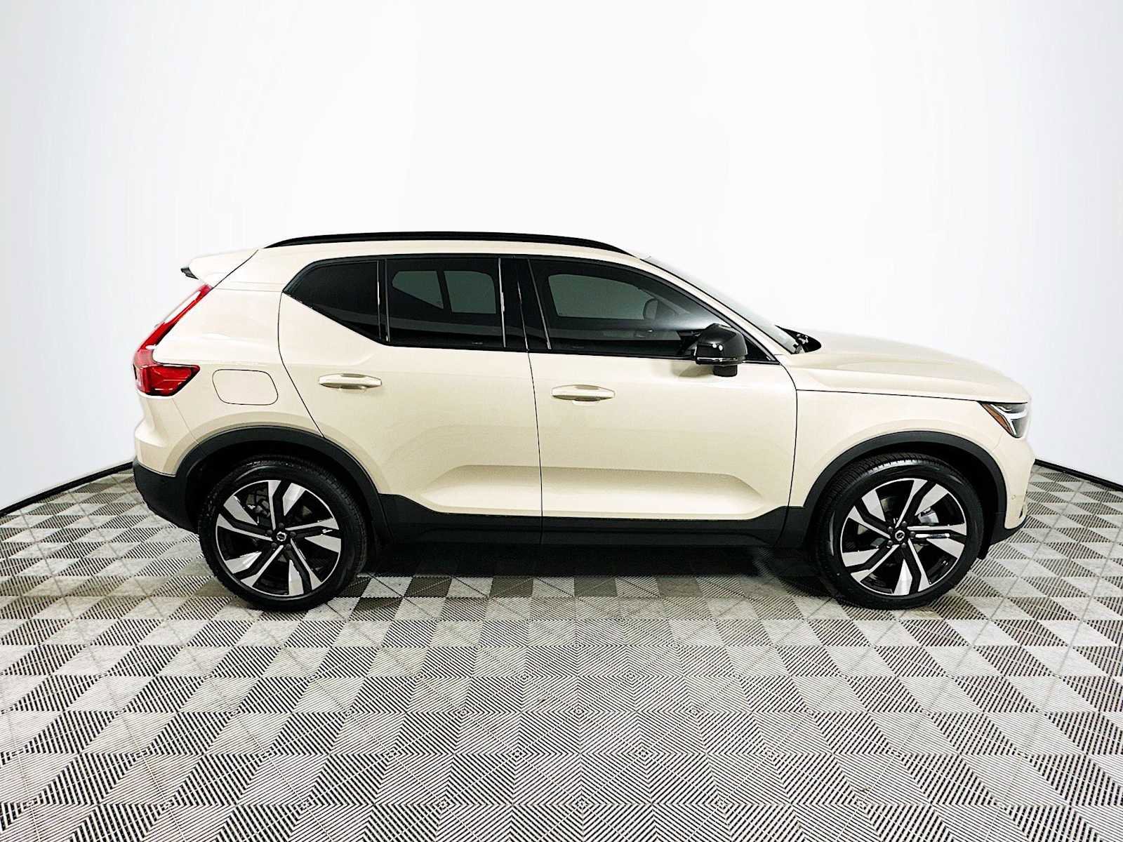 Used 2025 Volvo XC40 B5 Plus w/ Climate Package image 8