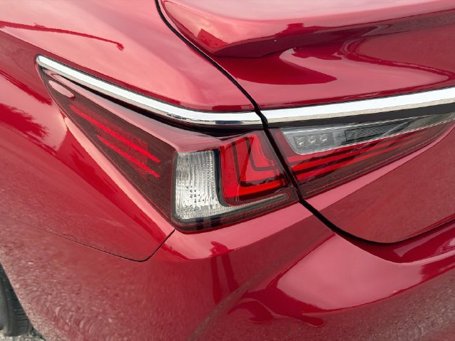 Used 2021 Lexus ES 300h Ultra Luxury w/ Accessory Package 2 FWD image 10