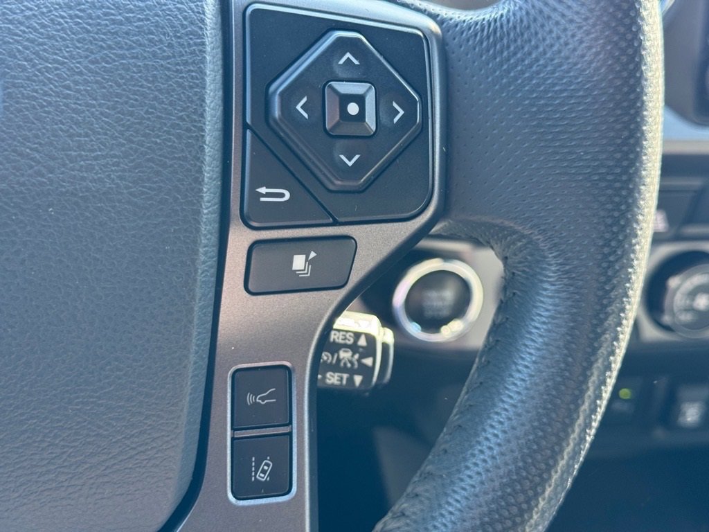 Used 2020 Toyota Tacoma TRD Sport w/ Technology Package image 18