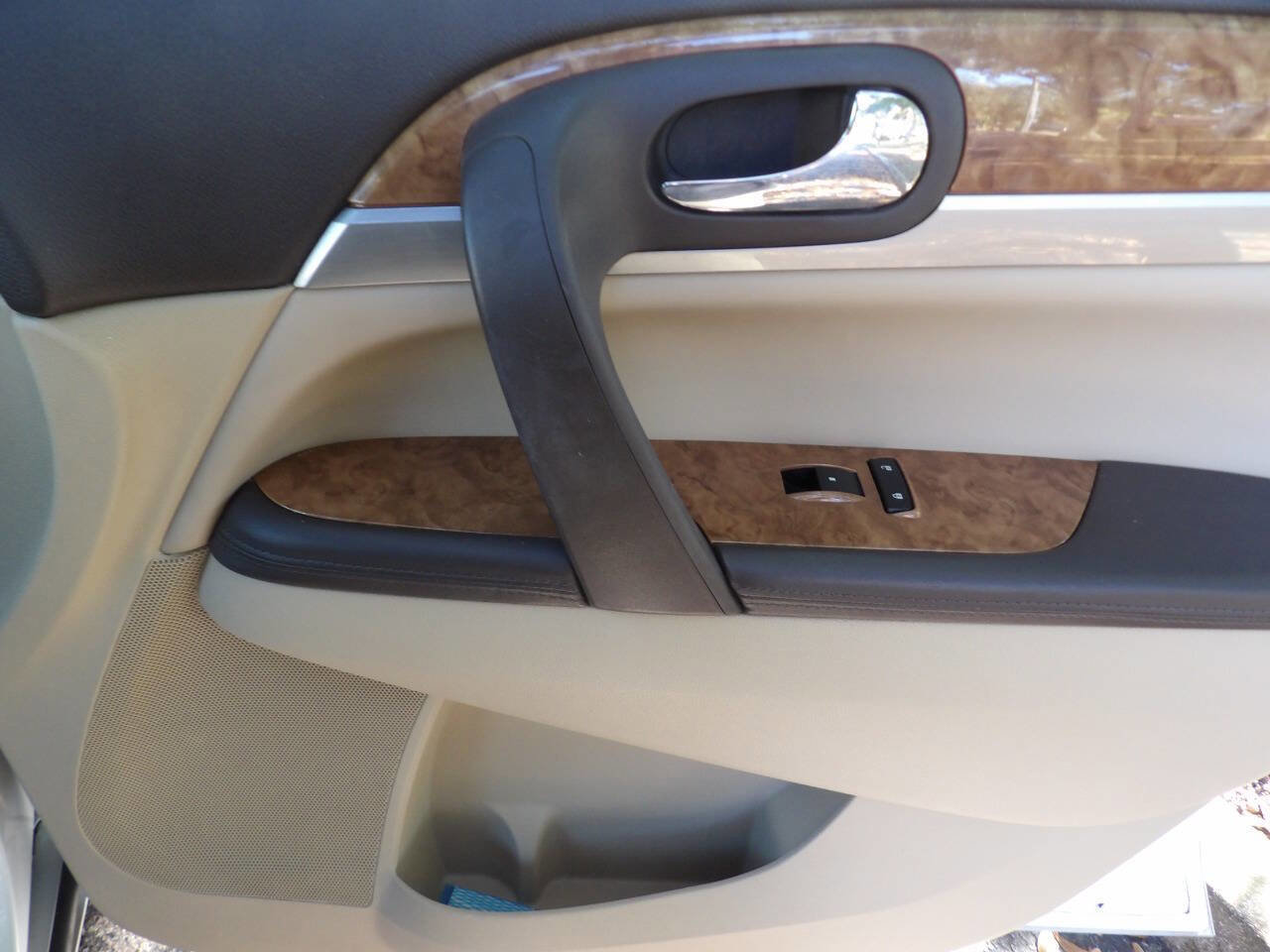 Used 2011 Buick Enclave CXL image 29