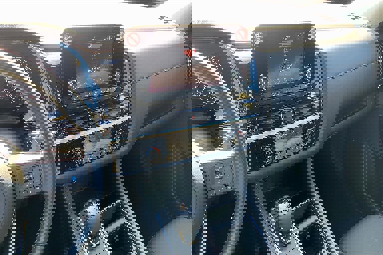 Used 2025 Nissan Pathfinder SV image 6