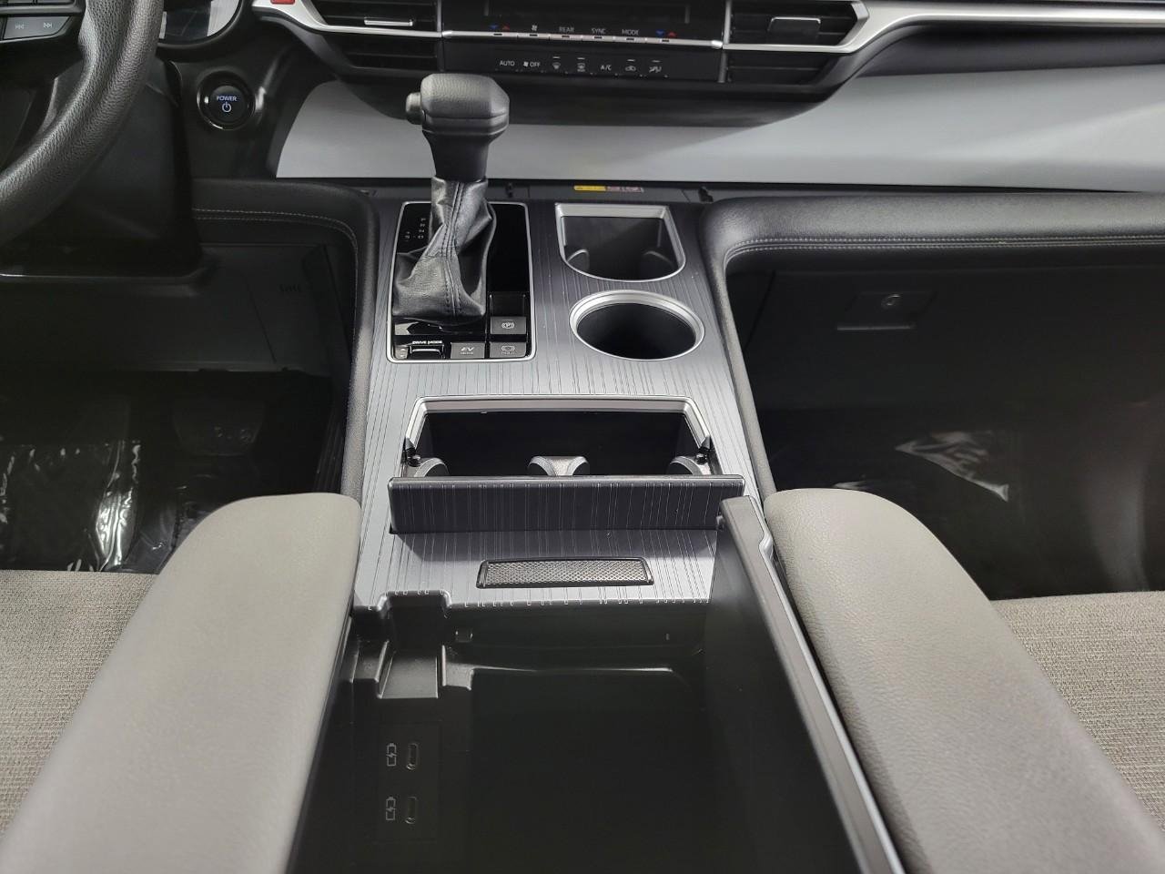 Used 2025 Toyota Sienna LE image 18