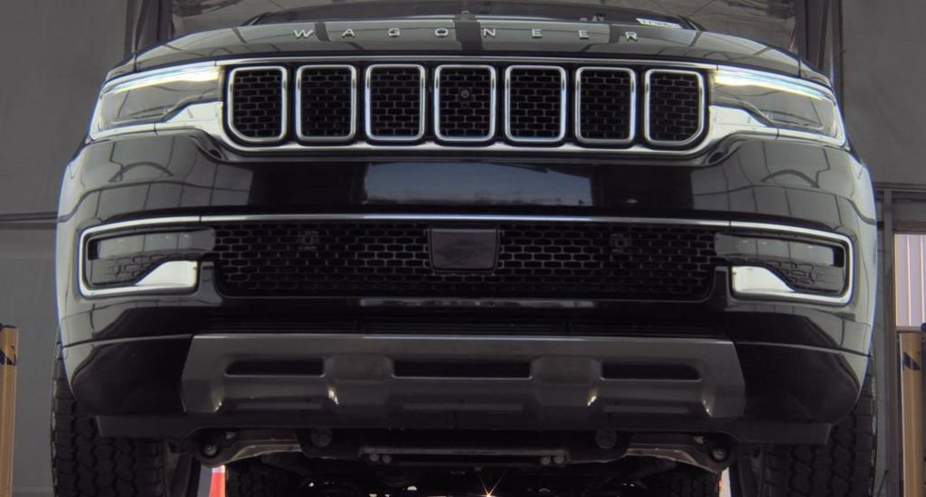 Used 2023 Jeep Wagoneer L Series III w/ Premium Group I RWD image 2