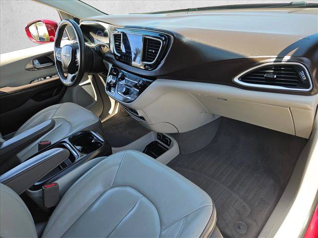 Used 2017 Chrysler Pacifica Touring-L FWD image 26
