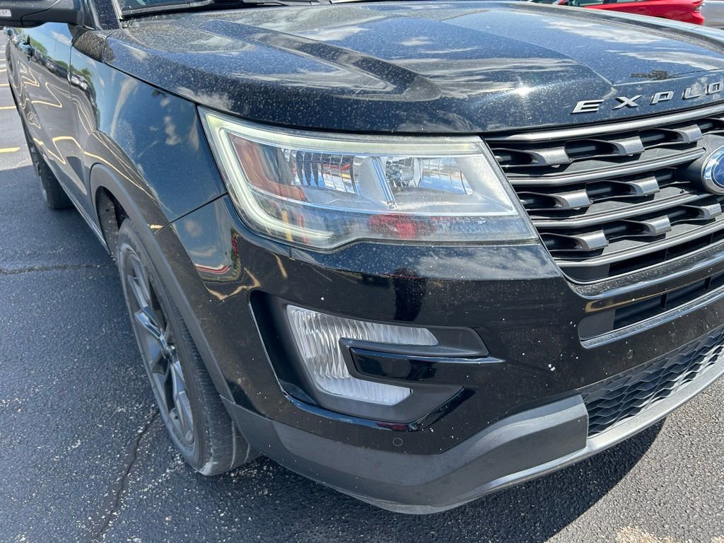 Used 2017 Ford Explorer XLT w/ Equipment Group 202A FWD image 3