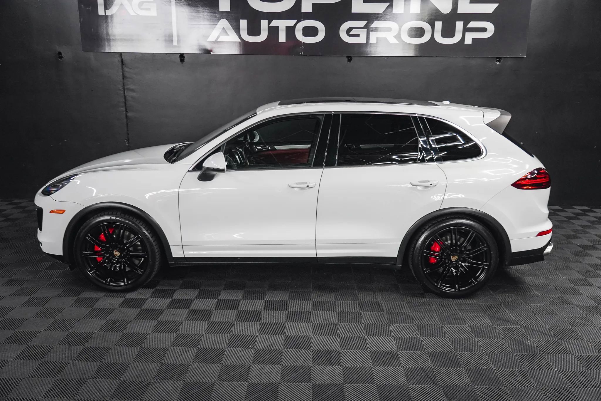 Used 2015 Porsche Cayenne Turbo image 27