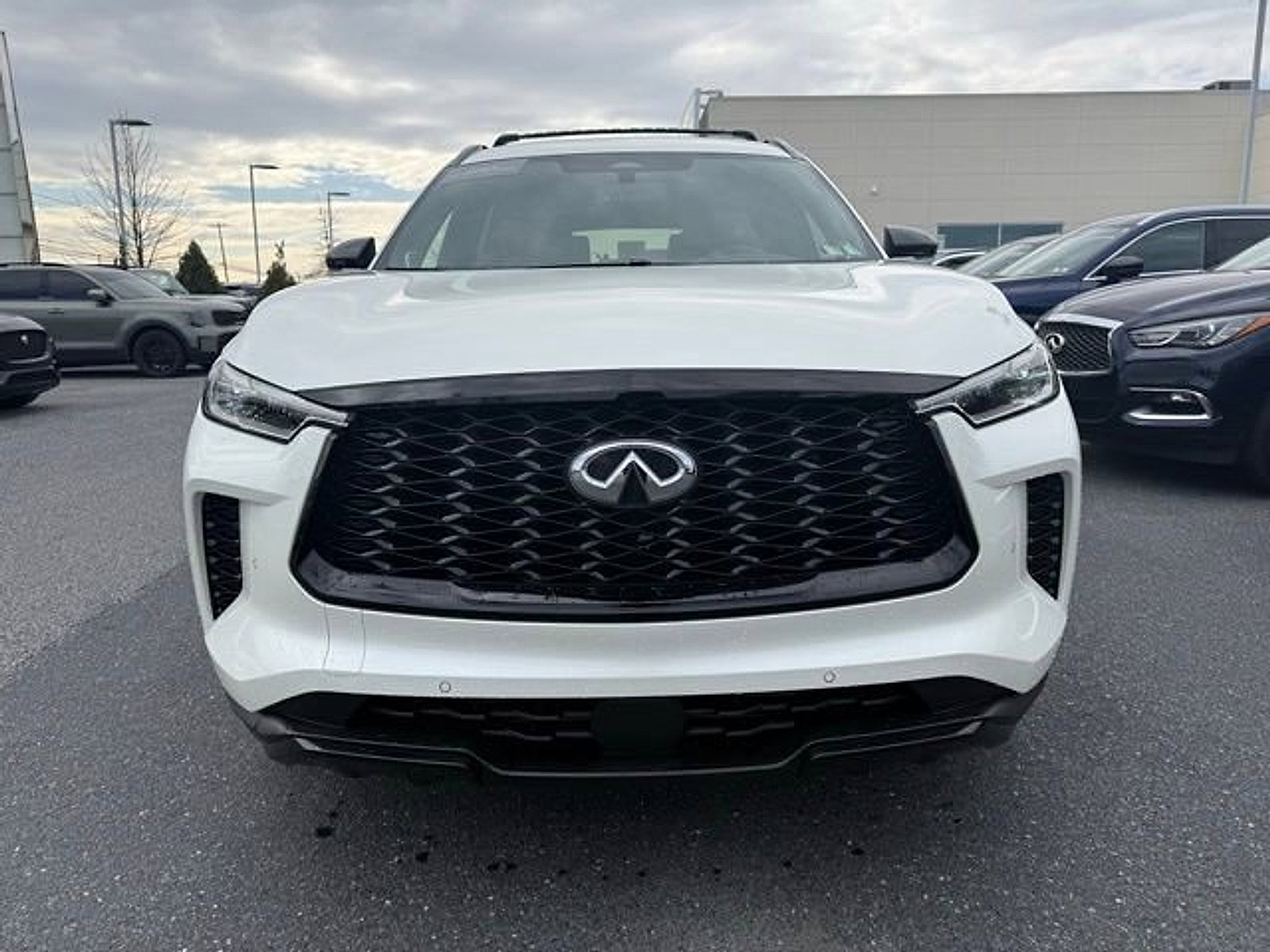 Certified 2025 INFINITI QX60 Luxe w/ Black Edition image 3