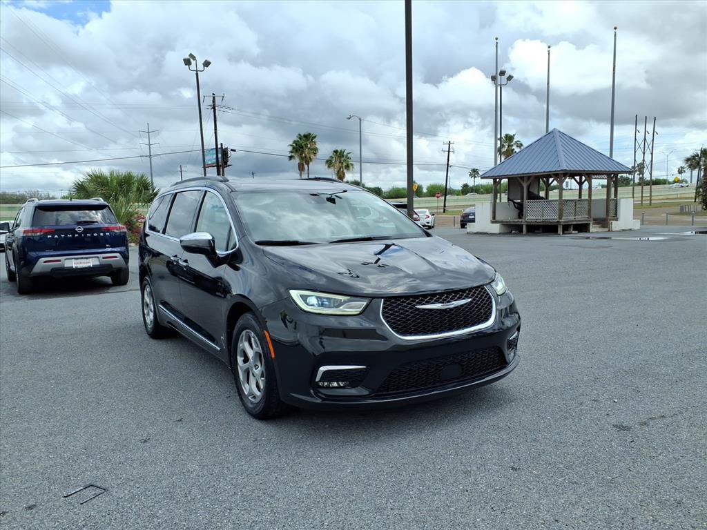 Used 2023 Chrysler Pacifica Limited image 2