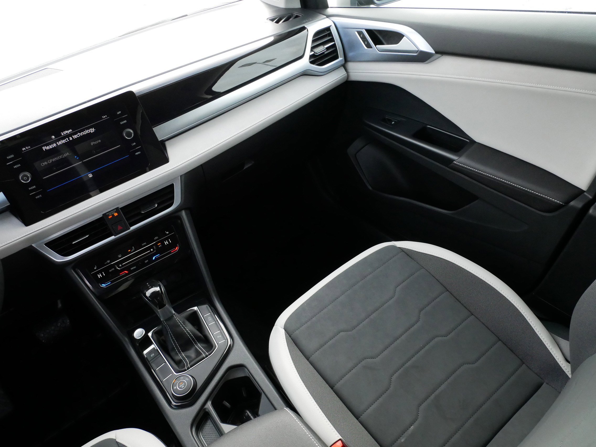 Certified 2025 Volkswagen Taos SE image 11