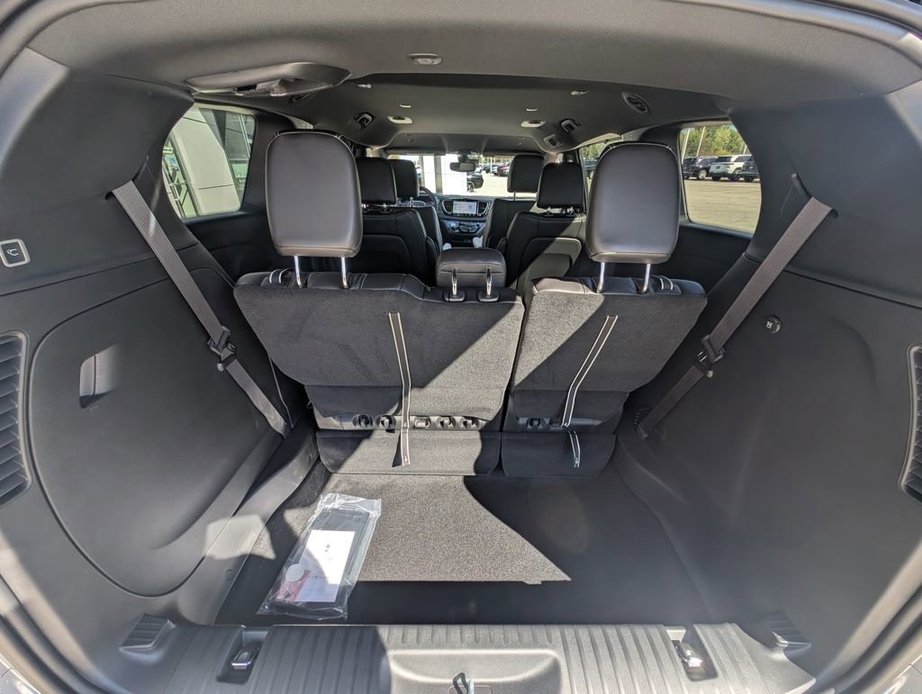 New 2026 Chrysler Pacifica Select w/ S Appearance Package image 12
