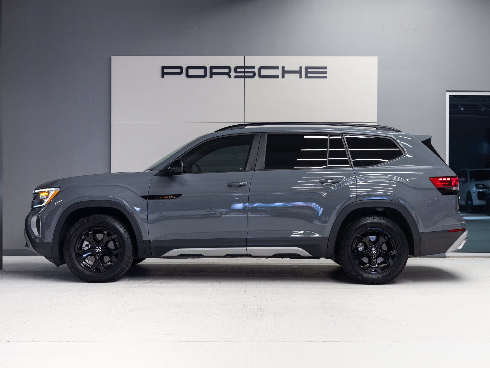 Used 2025 Volkswagen Atlas Peak Edition SE AWD/4WD image 2