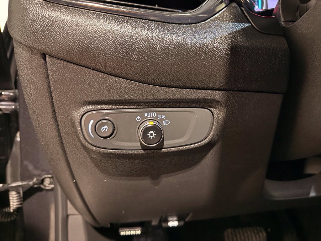 Used 2022 Chevrolet Equinox RS w/ RS Leather Package FWD image 16
