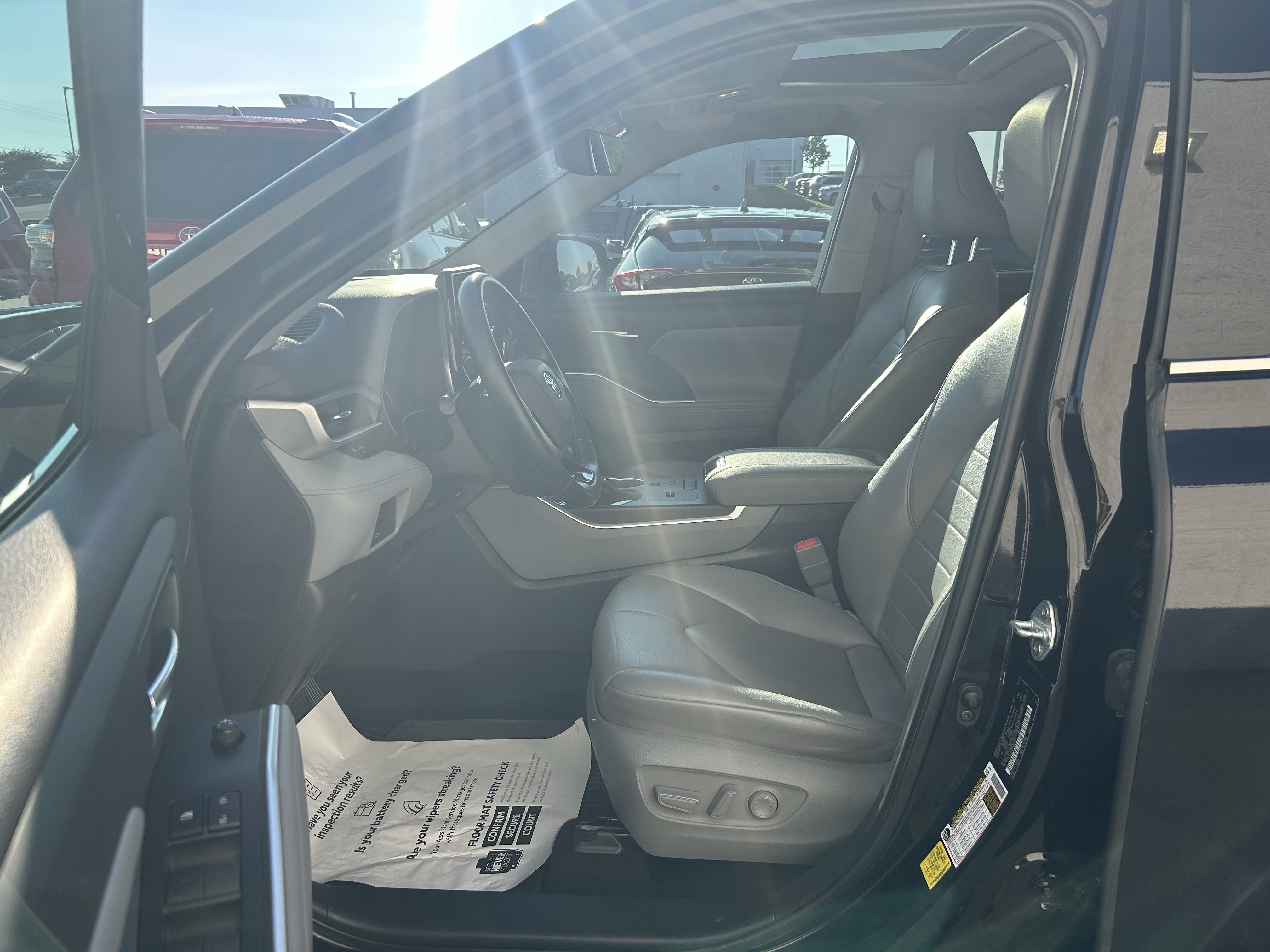 Used 2021 Toyota Highlander XLE AWD/4WD image 15