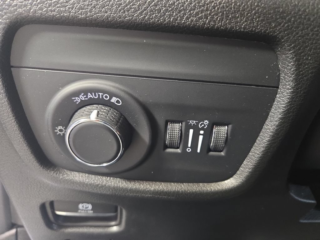 Used 2022 Jeep Grand Cherokee Laredo w/ Luxury Tech Group I AWD/4WD image 29