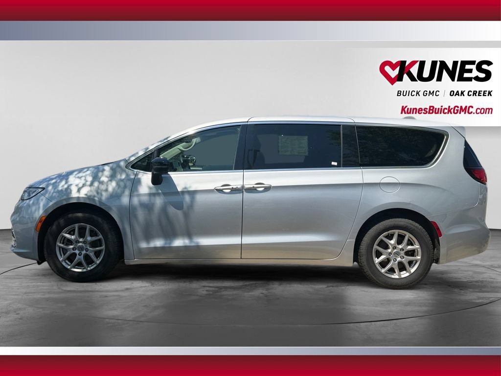 Used 2024 Chrysler Pacifica Touring-L FWD image 6