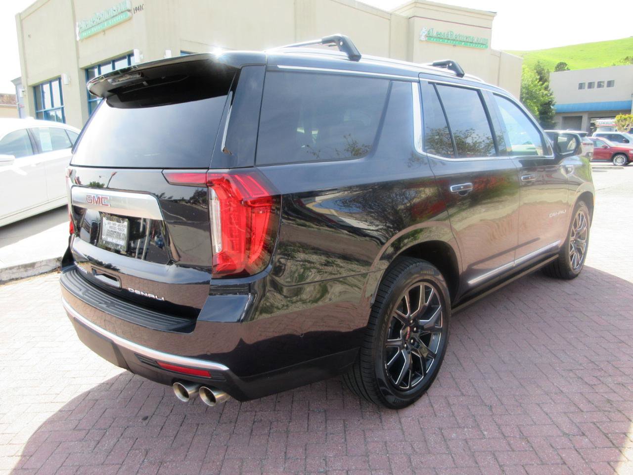 Used 2024 GMC Yukon Denali w/ Advanced Technology Package image 2