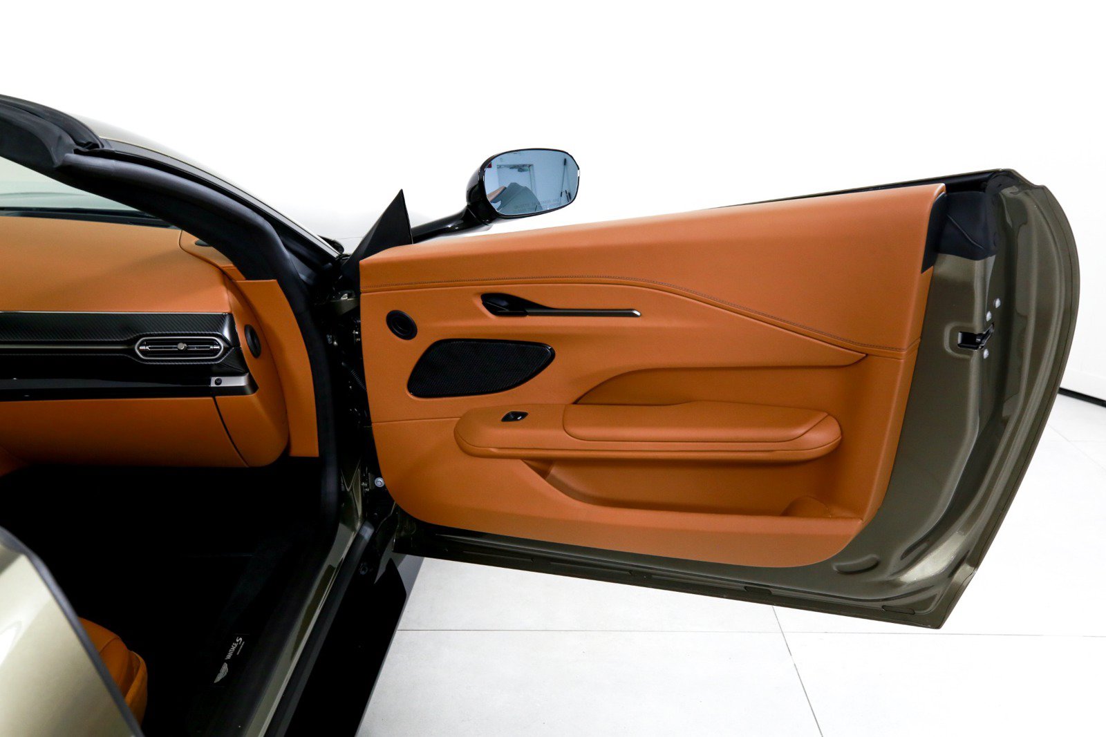 Used 2026 Aston Martin V8 Vantage S RWD image 19