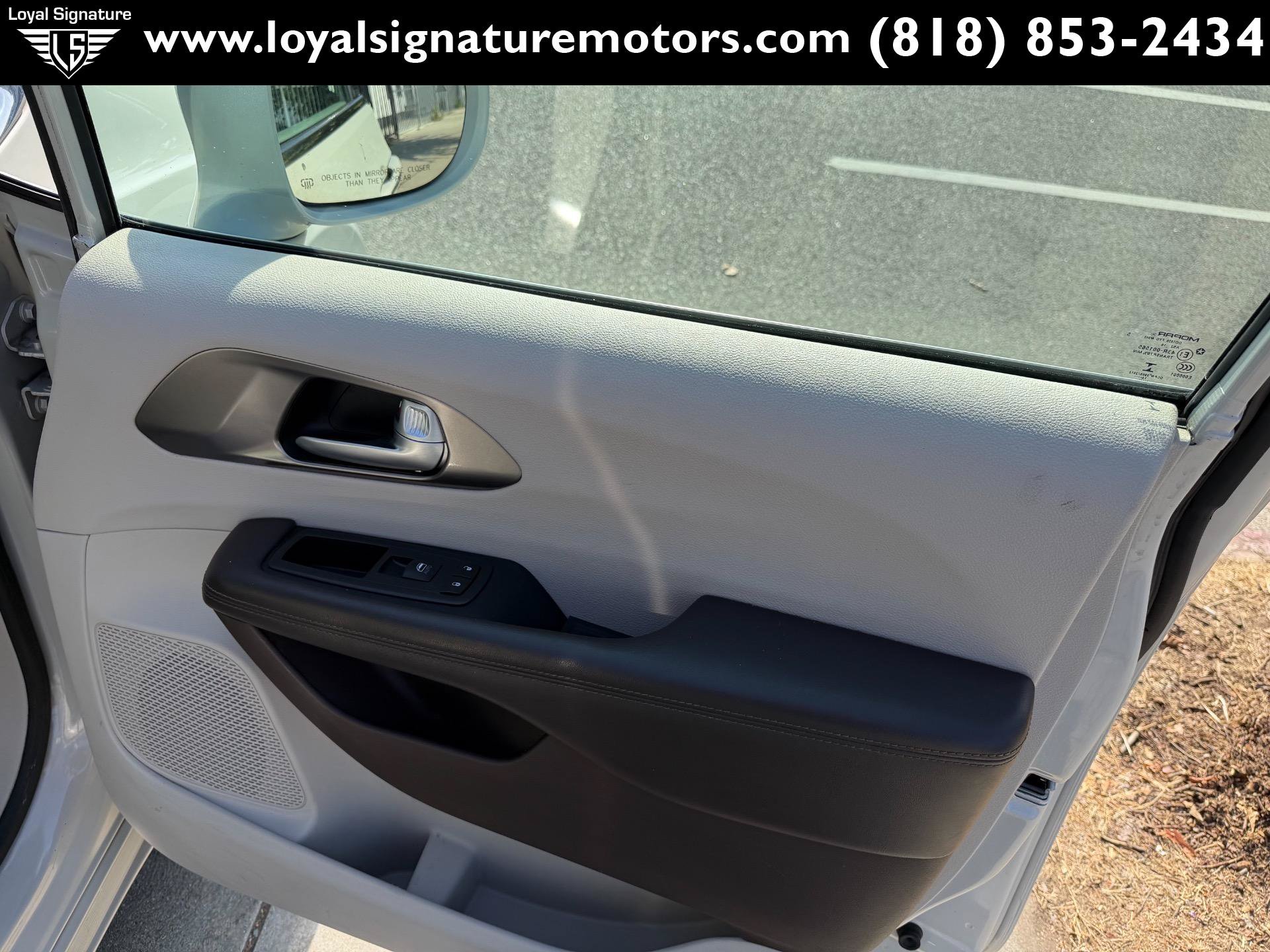 Used 2017 Chrysler Pacifica Touring-L w/ Tire & Wheel Group FWD image 39
