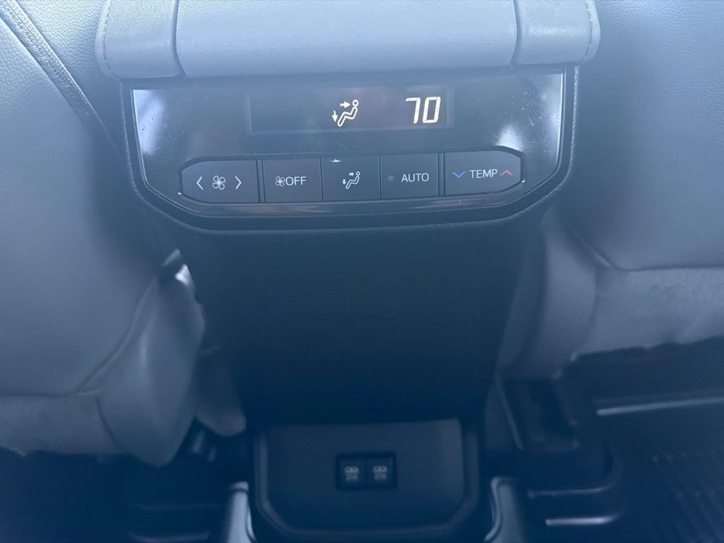 Used 2021 Toyota Highlander XLE AWD/4WD image 48